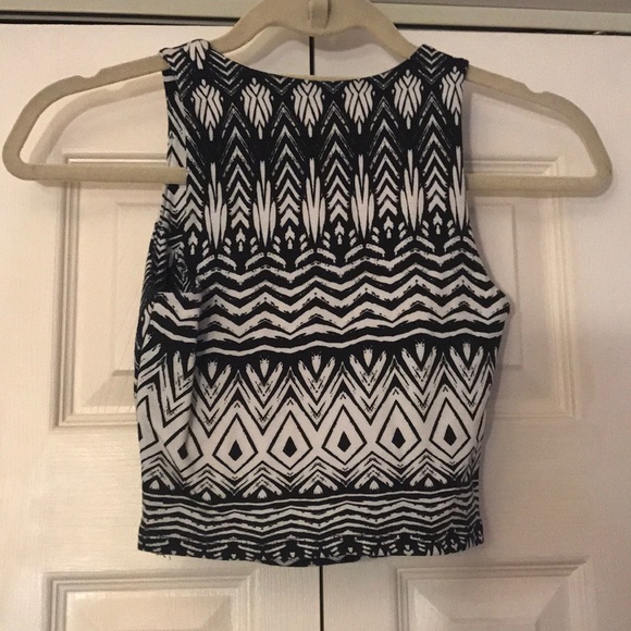 Black and white patterned crop top - Picture 3 of 3